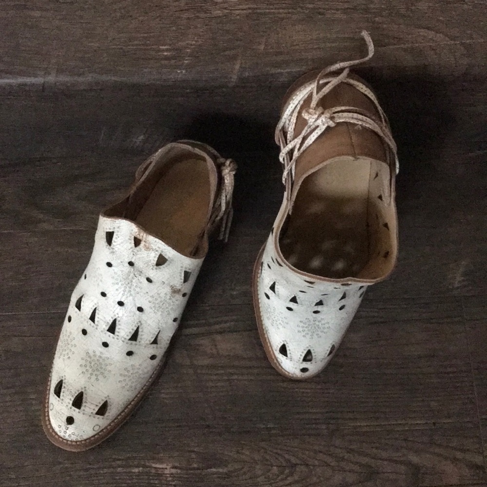 Musse & Cloud off white dress shoes